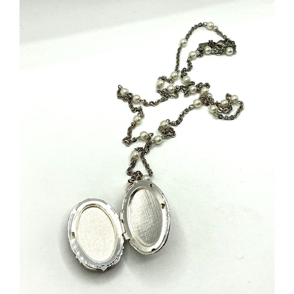 Vintage-Style Oval Locket Necklace With Faux Pearls and Floral Accents - Picture 6 of 7